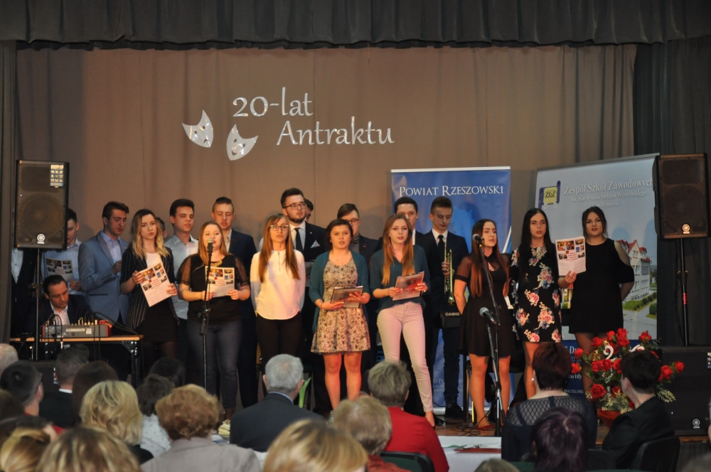 Jubileusz 20 – lecia powstania Szkolnej Grupy Artystyczno – Teatralnej „Antrakt”