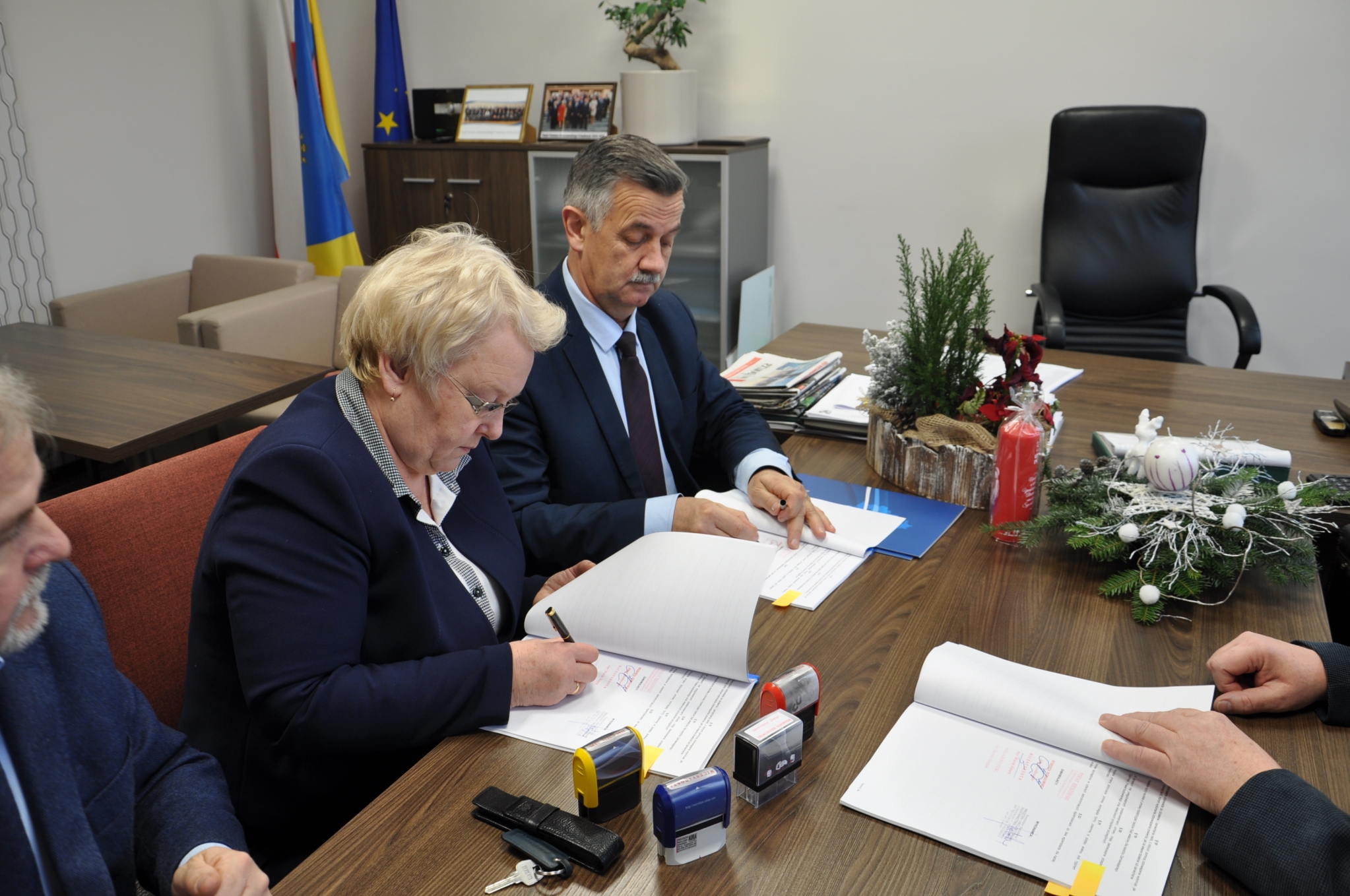 Podpisanie umowy pomiędzy Powiatem Rzeszowskim  a Panem Stanisławem Salabura