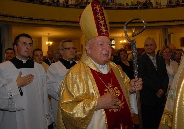 15.08.2006 - Biskup Kazimierz Górny erygował parafię pw. św. Józefa w Głogowie Małopolskim na osiedlu Niwa.
