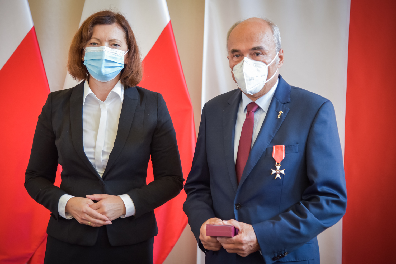 Wojewoda przynaje medal Panu Stanisławowi Obarze