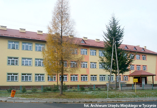 16.08.1879 - Wmurowano kamień węgielny pod budowę nowej szkoły powszechnej w Tyczynie.