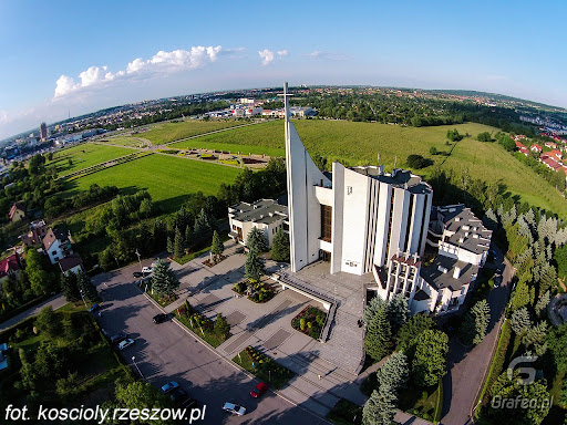 23.08.1992 - W katedrze rzeszowskiej odbyły się pierwsze w nowo powołanej Diecezji Rzeszowskiej dożynki diecezjalne.