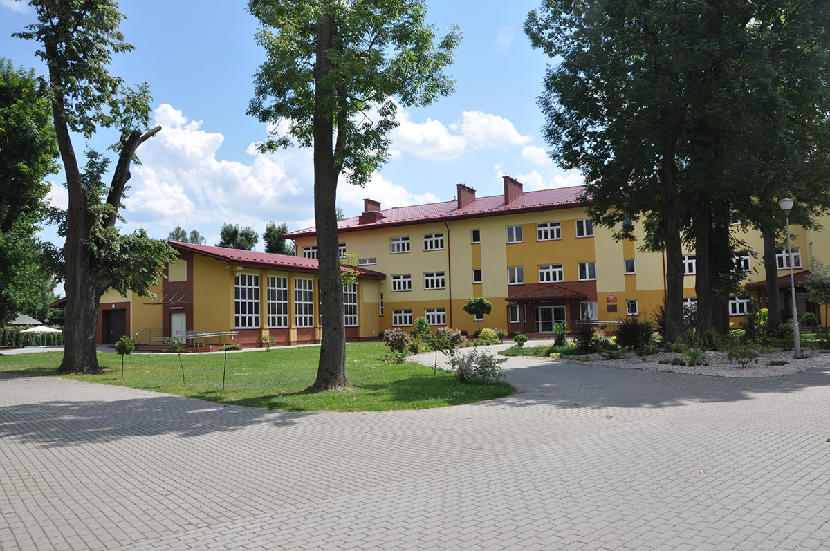 29.09.2011 - W Mrowli oddano do użytku nowy budynek Specjalnego Ośrodka Szkolno-Wychowawczego. Tego samego dnia placówce nadano imię Kornela Makuszyńskiego.
