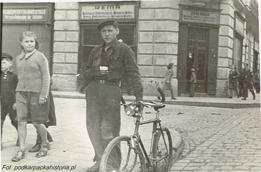 30.09.1944 - W rodzinnym domu w Krasnem aresztowany został przez funkcjonariuszy UB i NKWD Władysław Skubisz, ps. Pingwin.