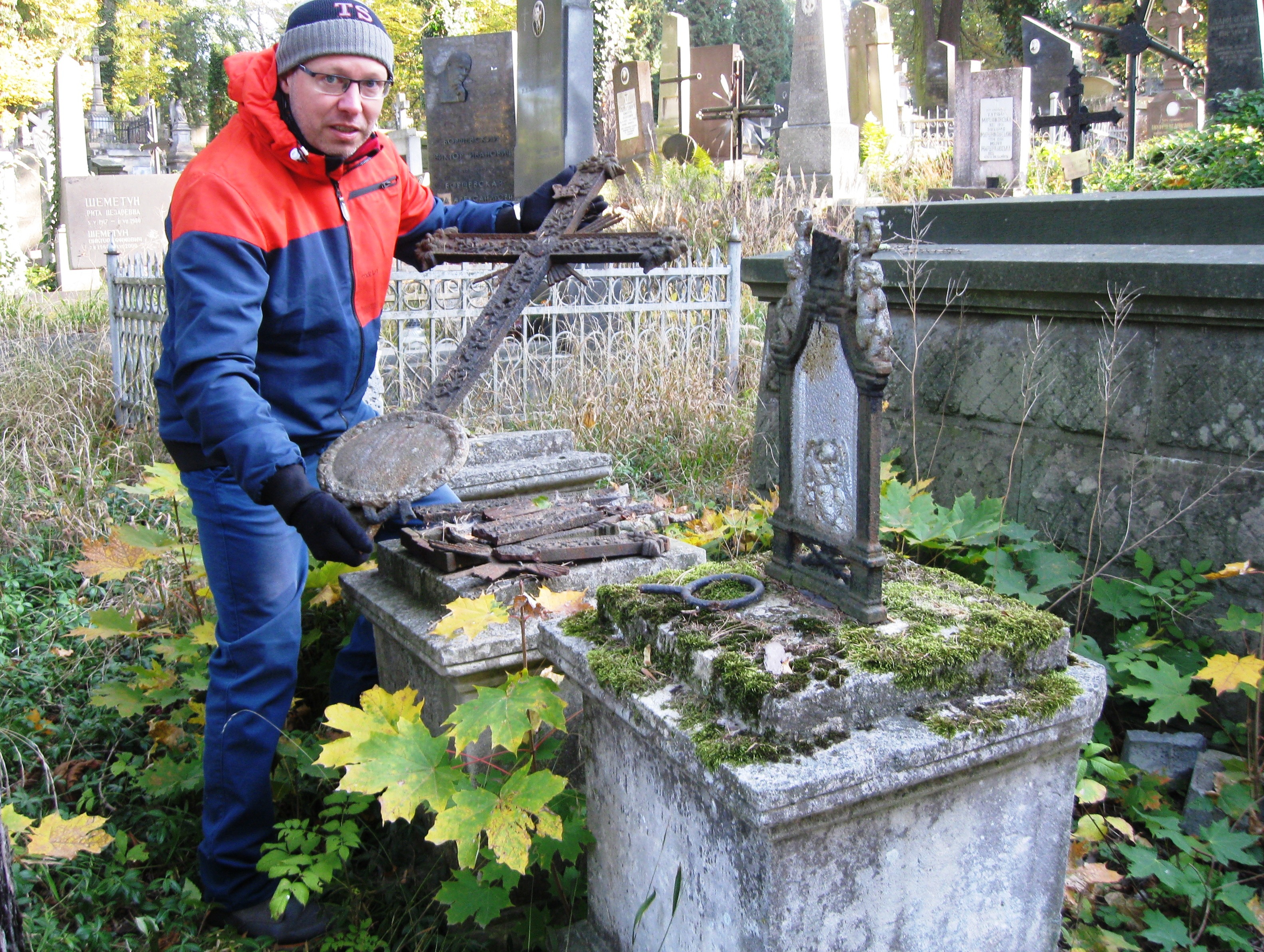 Porządkowanie polskich grobów na Cmentarzu Łyczakowskim