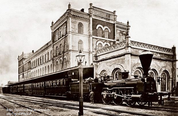 15.11.1858 - W podrzeszowskiej wówczas Ruskiej Wsi otwarto oficjalnie dworzec kolejowy, będący jedną ze stacji na budowanej trasie Kraków – Lwów. Miało to ogromne znaczenie dla dalszego rozwoju powiatu rzeszowskiego