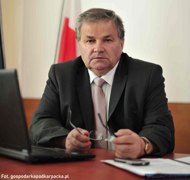14.11.1998 - Starostą Rzeszowskim został wybrany Stanisław Ożóg, który sprawował tę funkcję  do 2005 roku.