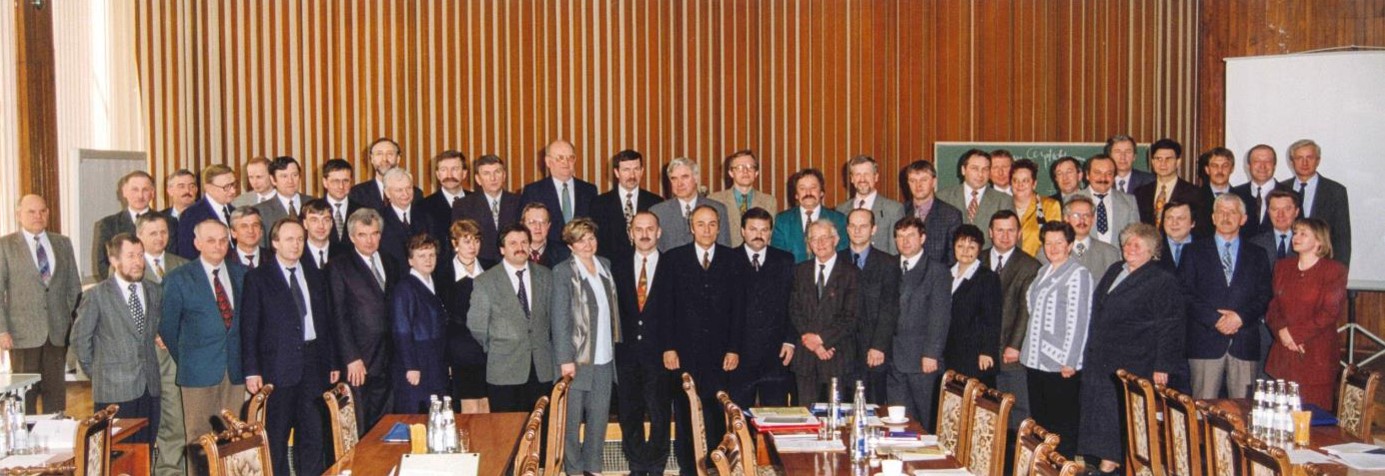 6.11.1998 - Odbyła się inauguracyjna sesja Rady Powiatu Rzeszowskiego I kadencji. Pierwszym przewodniczącym Rady został Stanisław Obara.