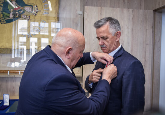 Starosta Rzeszowski uhonorowany Krzyżem 100-lecia Związku Inwalidów Wojennych Rzeczypospolitej Polskiej