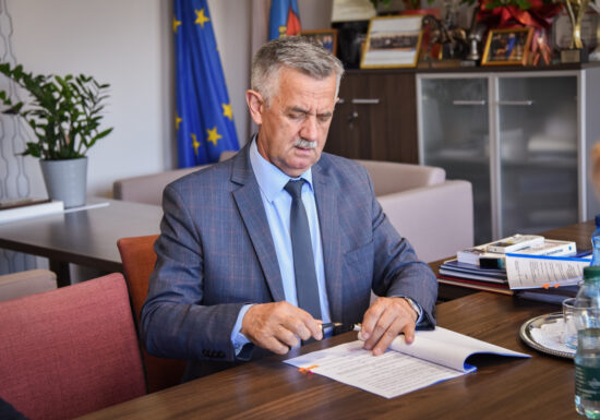 Podpisano umowy na realizację scalania gruntów we wsi Nowy Borek