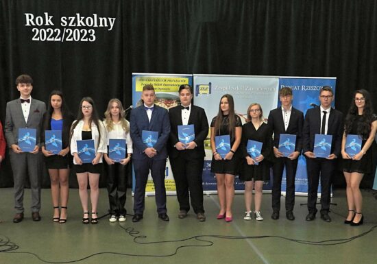 Najlepsi z najlepszych - Stypendyści z Zespołu Szkół Zawodowych im. Kard. Stefana Wyszyńskiego w Dynowie z Programu Stypendialnego Powiatu Rzeszowskiego w roku szkolnym 2022/2023