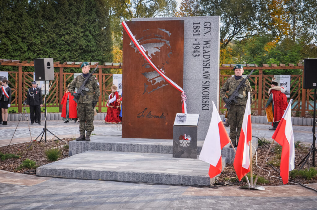 Skwer i pomnik generała Władysława Sikorskiego w Hyżnem
