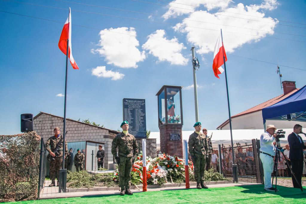 W ostatnią niedzielę (16 lipca 2023 r. ) o godz. 10:30 w Kościele Matki Bożej Królowej Polski w Woli Zgłobieńskiej odbyła się Msza Święta, która rozpoczęła niedzielne obchody 80. Rocznicy Pacyfikacji przez Niemców przysiółka Ścieżki w Woli Zgłobieńskiej.