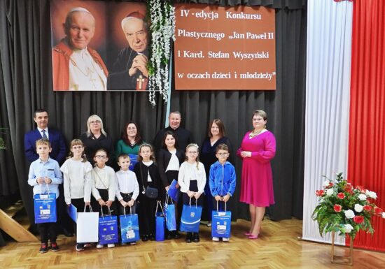 Uroczyste podsumowanie IV edycji konkursu plastycznego  „Jan Paweł II i Kardynał Stefan Wyszyński w oczach dzieci i młodzieży”  dla szkół Dekanatu Dynowskiego  w Zespole Szkół Zawodowych im. Kardynała Stefana Wyszyńskiego w Dynowie.