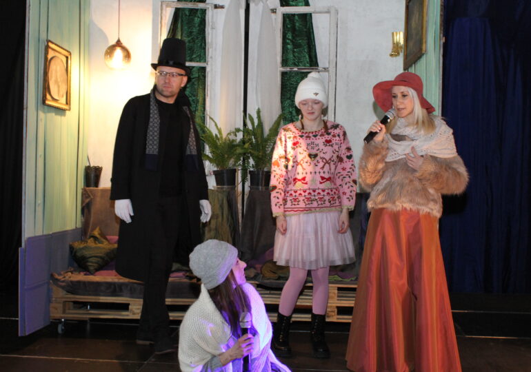 Spektakl 'Dziewczynka z zapałkami" w SOSW w Mrowli