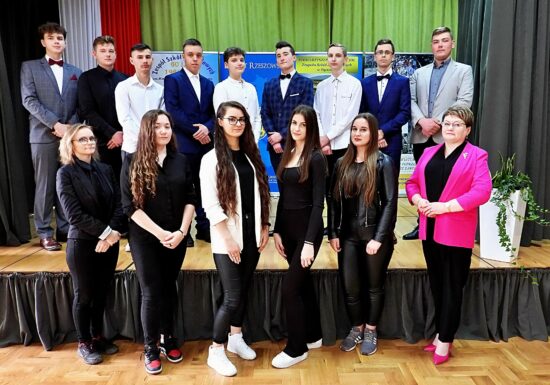 Stypendia dla uczniów Zespołu Szkół Zawodowych im. Kard. Stefana Wyszyńskiego w Dynowie  w ramach projektu „ Poszerzając horyzonty - stypendia naukowe dla uczniów szkół zawodowych - edycja I”