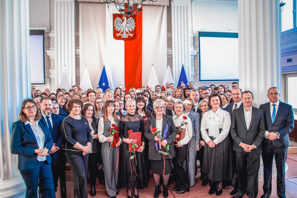 W województwie podkarpackim w zawodzie pracownika socjalnego pracuje blisko 6,5 tys. osób, a 21 listopada obchodziliśmy ich święto. Dziś o godz. 10.00 w sali kolumnowej Podkarpackiego Urzędu Wojewódzkiego pracownicy, którzy w 2024 r. wykazali się szczególnym zaangażowaniem i empatią w niesieniu pomocy osobom oraz rodzinom potrzebującym wsparcia zostali wyróżnieni listem gratulacyjnym Wojewody Podkarpackiego.