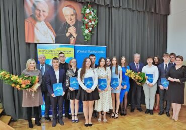 Wręczenie stypendium z „Programu wspierania edukacji uzdolnionych uczniów szkół prowadzonych przez Powiat Rzeszowski”  dla uczniów z Zespołu Szkół Zawodowych im. Kardynała Stefana Wyszyńskiego w Dynowie najlepsi z najlepszych …. w roku szkolnym 2024/2025