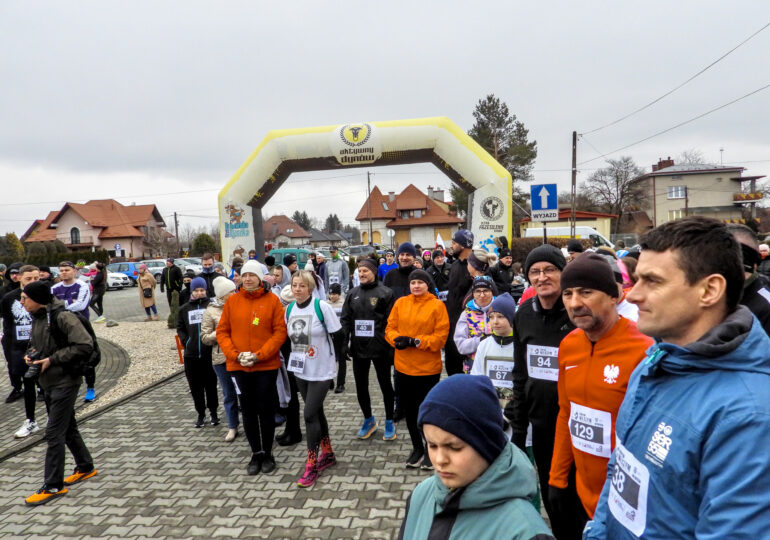 13. edycja biegu „𝐓𝐫𝐨𝐩𝐞𝐦 𝐖𝐢𝐥𝐜𝐳𝐲𝐦.  𝐁𝐢𝐞𝐠 𝐏𝐚𝐦𝐢𝐞̨𝐜𝐢 𝐙̇𝐨ł𝐧𝐢𝐞𝐫𝐳𝐲 𝐖𝐲𝐤𝐥𝐞̨𝐭𝐲𝐜𝐡” w Dynowie