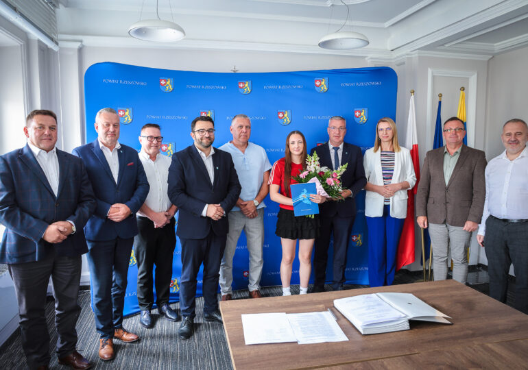 Zebranie Zarządu Powiatu Rzeszowskiego – sportowe sukcesy, inwestycje i współpraca z gminami
