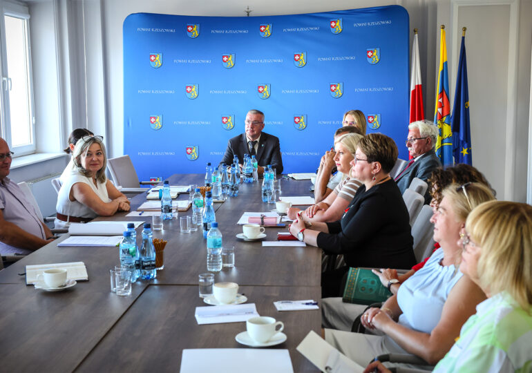 Zebranie wicestarosty z dyrektorami szkół przed nowym rokiem szkolnym