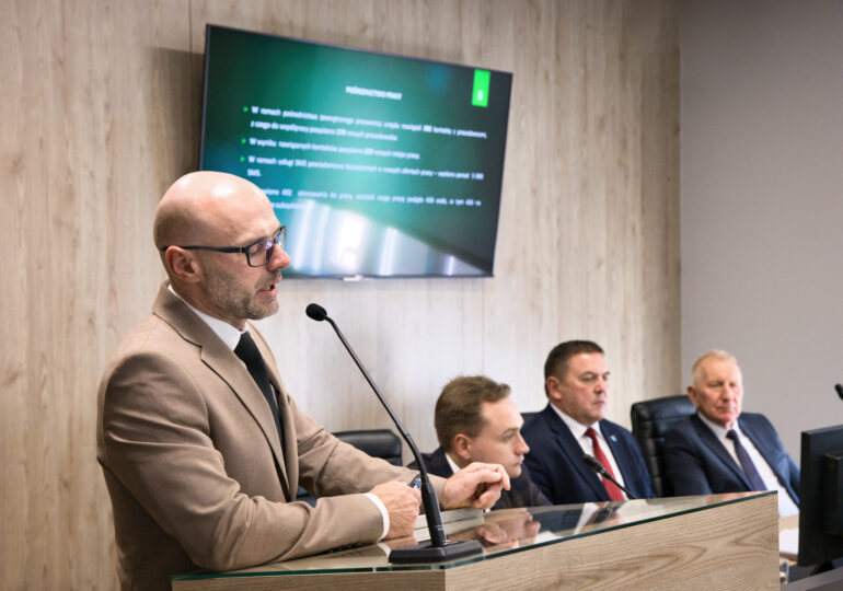 XVII Sesja Rady Powiatu Rzeszowskiego: wsparcie rynku pracy i inwestycje dla bezpieczeństwa mieszkańców