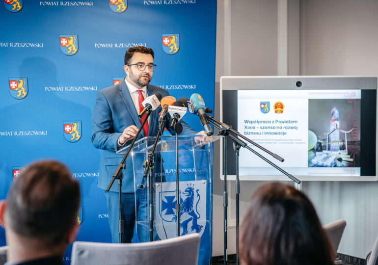 𝗡𝗼𝘄𝘆 𝗿𝗼𝘇𝗱𝘇𝗶𝗮ł 𝘄 𝗿𝗲𝗹𝗮𝗰𝗷𝗮𝗰𝗵 𝗯𝗶𝘇𝗻𝗲𝘀𝗼𝘄𝘆𝗰𝗵: 𝗣𝗼𝘄𝗶𝗮𝘁 𝗥𝘇𝗲𝘀𝘇𝗼𝘄𝘀𝗸𝗶 𝗶 𝗫𝗶𝘅𝗶𝗮 𝗼𝘁𝘄𝗶𝗲𝗿𝗮𝗷𝗮̨ 𝘀𝗶𝗲̨ 𝗻𝗮 𝘄𝘀𝗽𝗼́ł𝗽𝗿𝗮𝗰𝗲̨