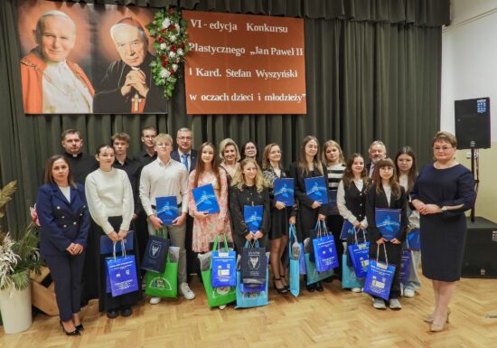Gala VI edycji konkursu plastycznego „Jan Paweł II i Kardynał Stefan Wyszyński w oczach dzieci i młodzieży” dla szkół z Pogórza Przemysko – Dynowskiego w Zespole Szkół Zawodowych im. Kardynała Stefana Wyszyńskiego w Dynowie