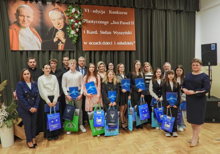 Gala VI edycji konkursu plastycznego „Jan Paweł II i Kardynał Stefan Wyszyński w oczach dzieci i młodzieży” dla szkół z Pogórza Przemysko – Dynowskiego w Zespole Szkół Zawodowych im. Kardynała Stefana Wyszyńskiego w Dynowie