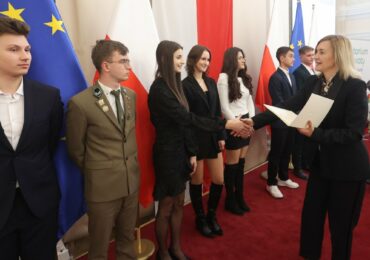 Stypendium Prezesa Rady Ministrów dla Anny Gieruli uczennicy Zespołu Szkół Zawodowych im. Kardynała Stefana Wyszyńskiego w Dynowie