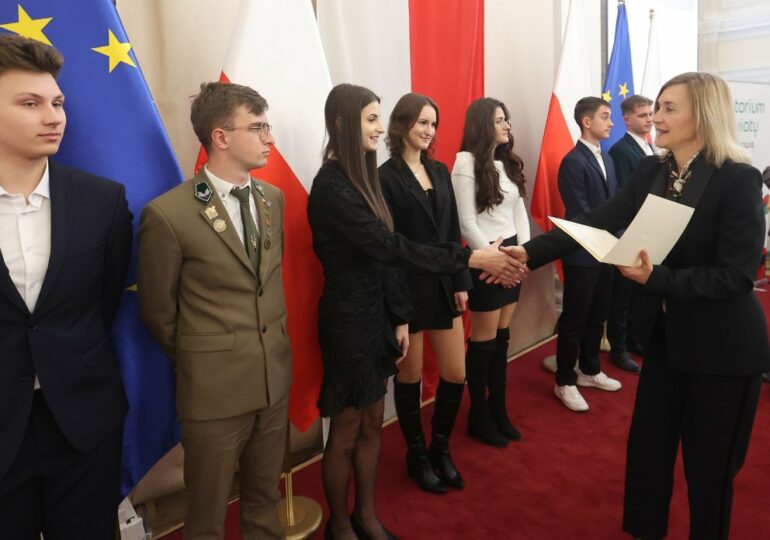 Stypendium Prezesa Rady Ministrów dla Anny Gieruli uczennicy Zespołu Szkół Zawodowych im. Kardynała Stefana Wyszyńskiego w Dynowie