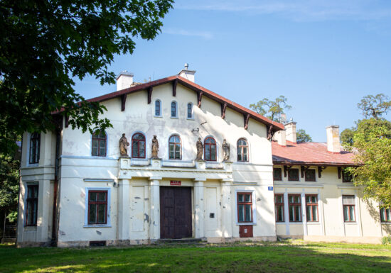 Inwestycja w kulturę i pamięć miejsca – konserwacja rzeźb dworskich w Trzcianie