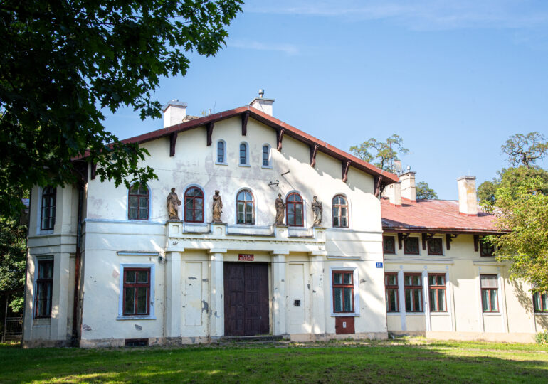 Inwestycja w kulturę i pamięć miejsca – konserwacja rzeźb dworskich w Trzcianie