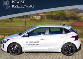 NOWY SAMOCHÓD DO NAUKI JAZDY W ZESPOLE SZKÓŁ W SOKOŁOWIE MŁP.