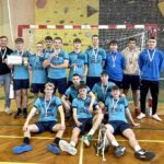 Historyczny medal drużyny chłopców z Zespołu Szkół Zawodowych im. Kardynała Stefana Wyszyńskiego w Dynowie w Finale Wojewódzkim Licealiady w piłce ręcznej