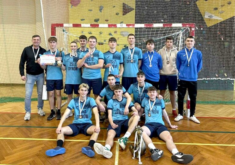 Historyczny medal drużyny chłopców z Zespołu Szkół Zawodowych im. Kardynała Stefana Wyszyńskiego w Dynowie w Finale Wojewódzkim Licealiady w piłce ręcznej