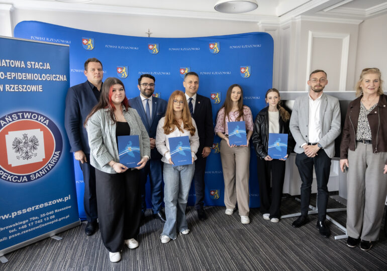 𝐊𝐫𝐞𝐚𝐭𝐲𝐰𝐧𝐨𝐬́𝐜́ 𝐢 𝐨𝐝𝐩𝐨𝐰𝐢𝐞𝐝𝐳𝐢𝐚𝐥𝐧𝐨𝐬́𝐜́: 𝐏𝐨𝐝𝐬𝐮𝐦𝐨𝐰𝐚𝐧𝐢𝐞 𝐏𝐨𝐰𝐢𝐚𝐭𝐨𝐰𝐞𝐠𝐨 𝐊𝐨𝐧𝐤𝐮𝐫𝐬𝐮 𝐧𝐚 𝐈𝐧𝐟𝐨𝐠𝐫𝐚𝐟𝐢𝐤𝐞̨