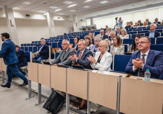 18 mln zł nadwyżki i ponad 51 mln zł inwestycji. Zarząd Powiatu Rzeszowskiego z absolutorium za 2025 rok.