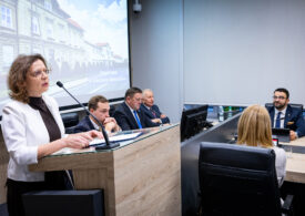 Ponad 2100 uczniów w szkołach Powiatu Rzeszowskiego. Oświata jednym z głównych tematów XXX sesji Rady Powiatu