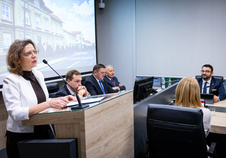 Ponad 2100 uczniów w szkołach Powiatu Rzeszowskiego. Oświata jednym z głównych tematów XXX sesji Rady Powiatu