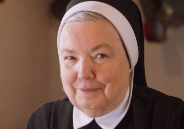 Zmarła siostra Anastazja – autorka kulinarnych bestselerów. Pochodziła z Dylągowej w powiecie rzeszowskim.