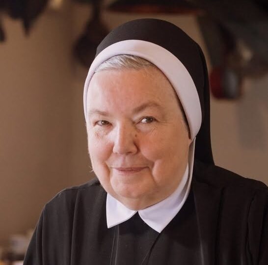 Zmarła siostra Anastazja – autorka kulinarnych bestselerów. Pochodziła z Dylągowej w powiecie rzeszowskim.